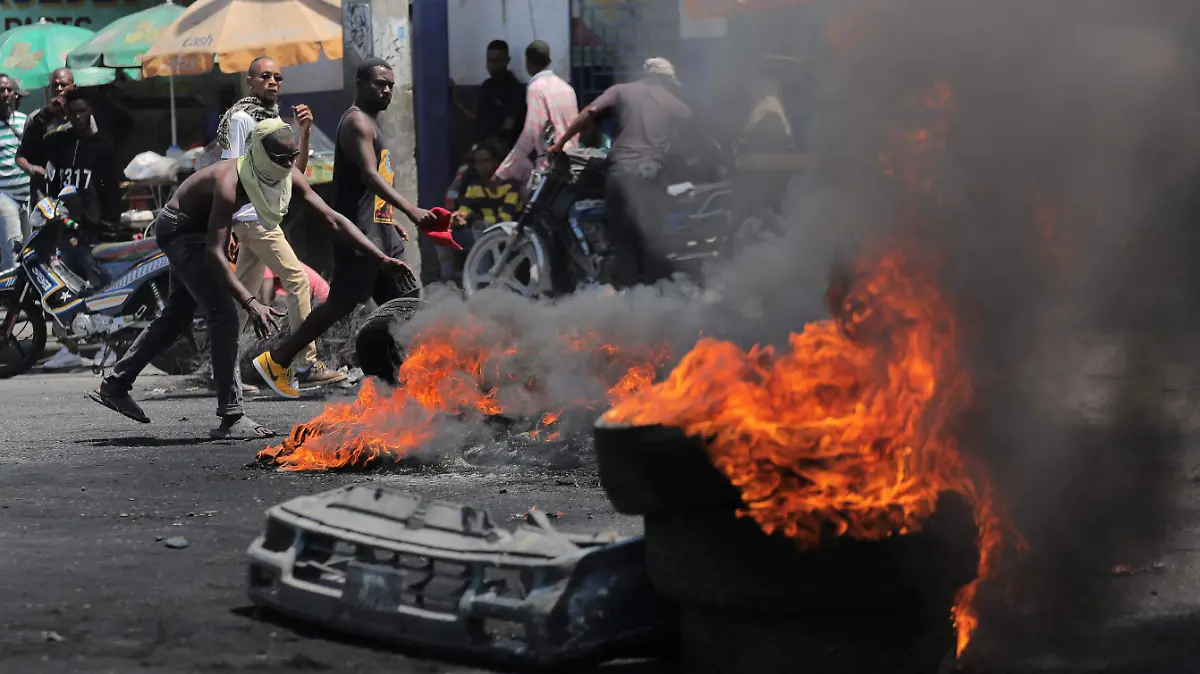 Saqueos y protestas paralizan Haití 2